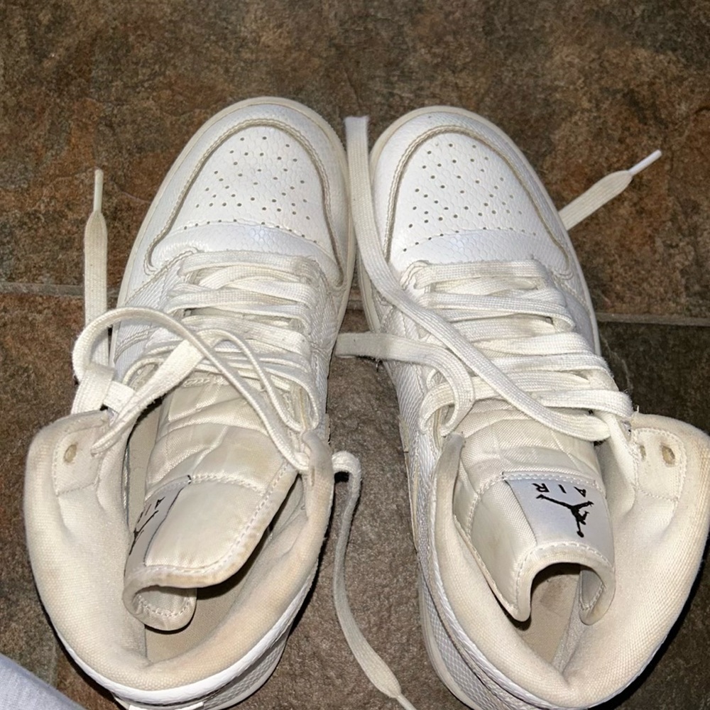 White jordan 1s
